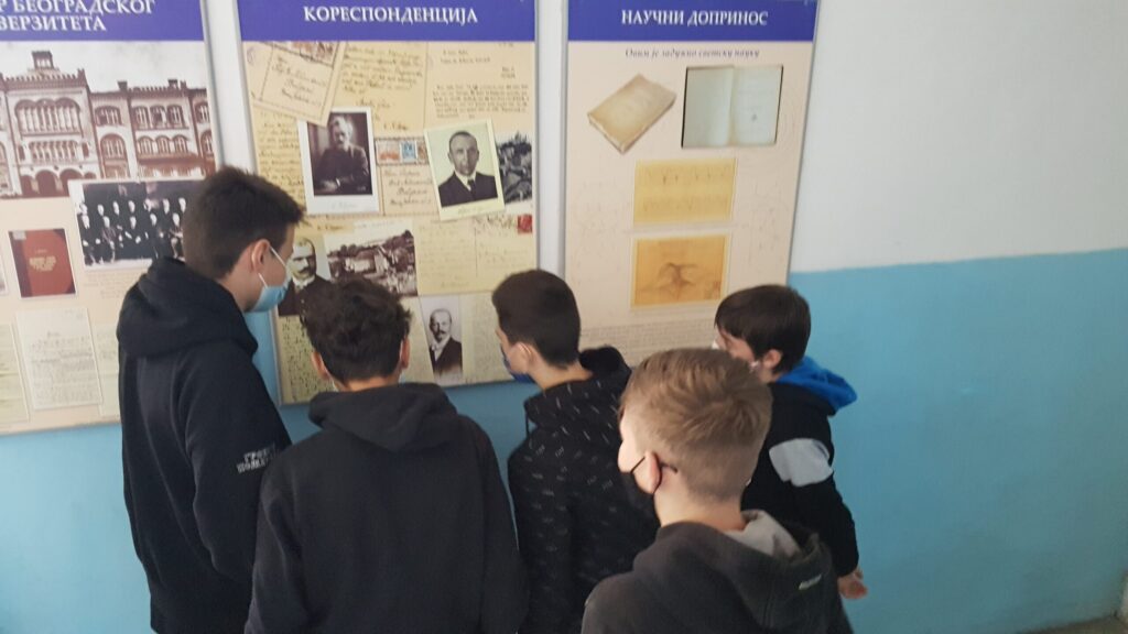 Изложба у школи у Раброву